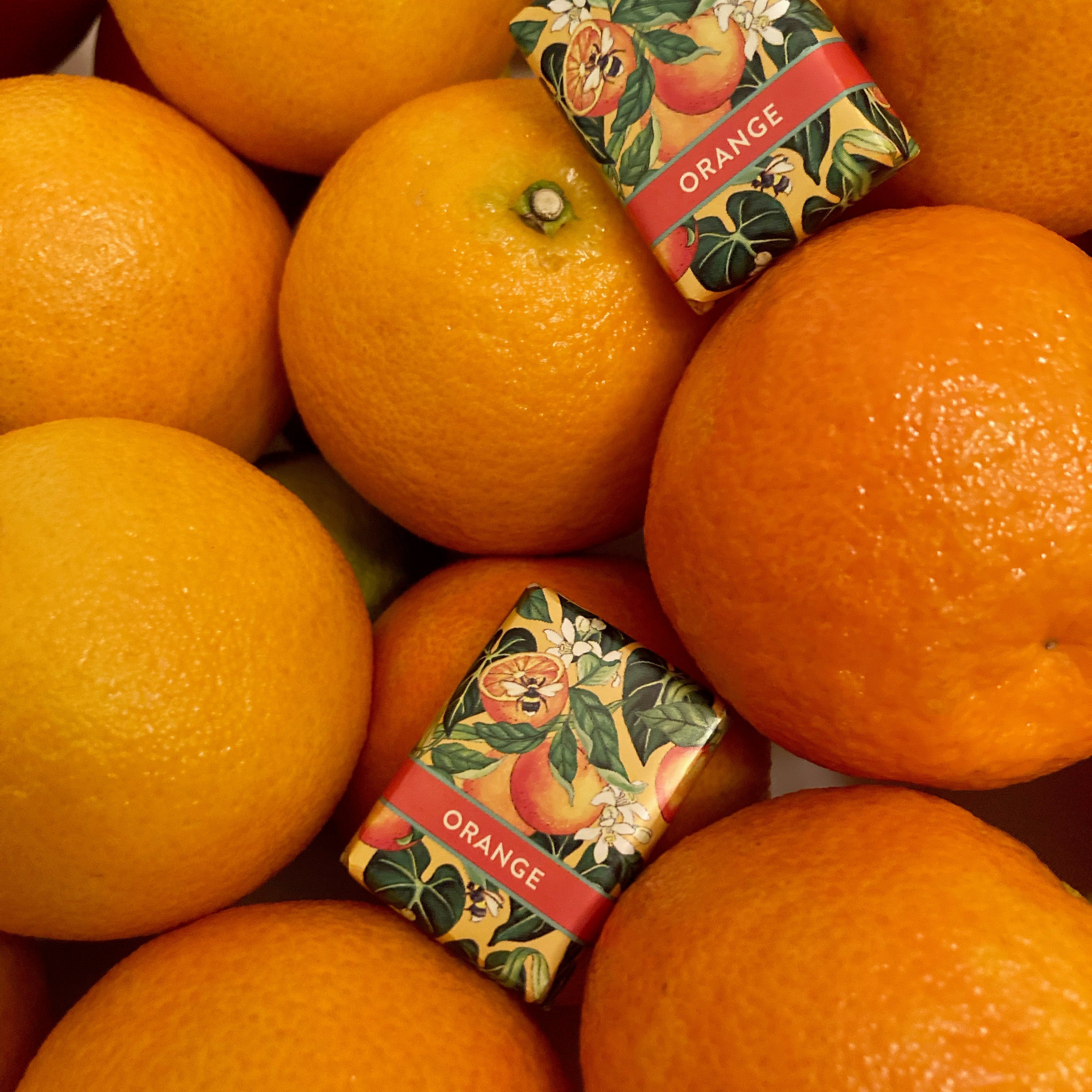 Bilder der Orange mit kleinen Schokolade tafeln.