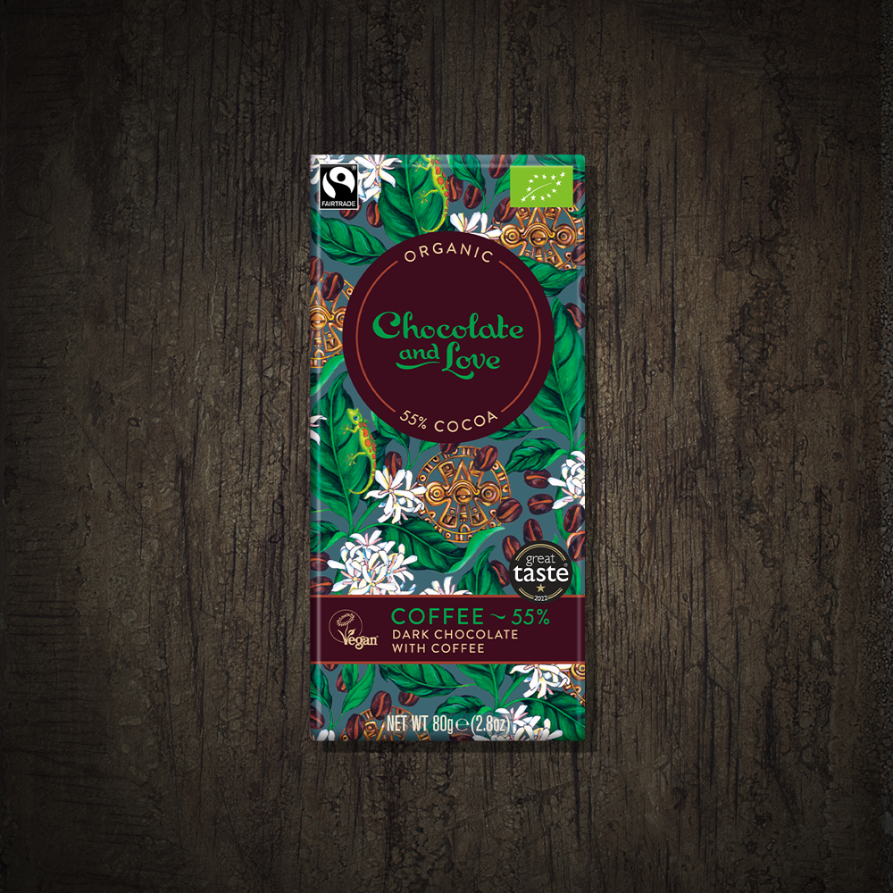 Chocolate and Love, Kaffe 55% mit dunkle holz tisch