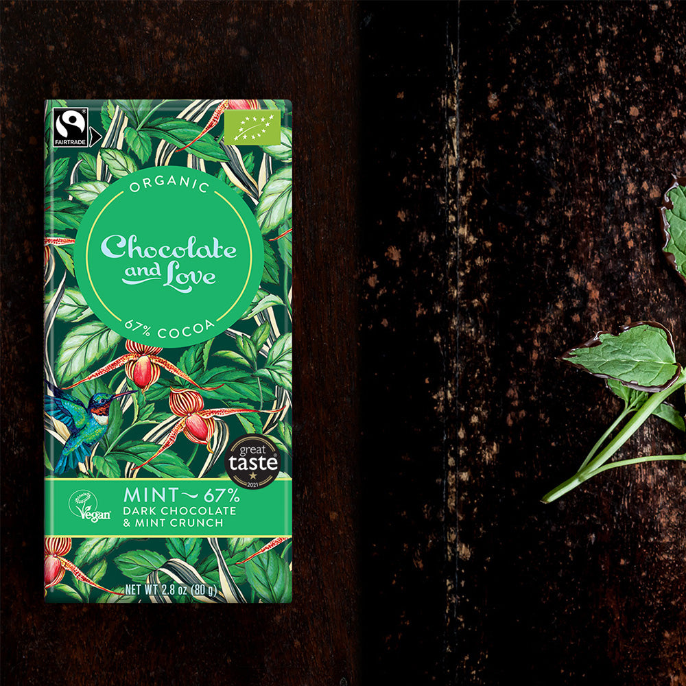 Eine Packung dunkle Schokolade mit Minzcrunch von Chocolate and Love, mit einem Kakaoanteil von 67 % und Bio-Zertifizierung.