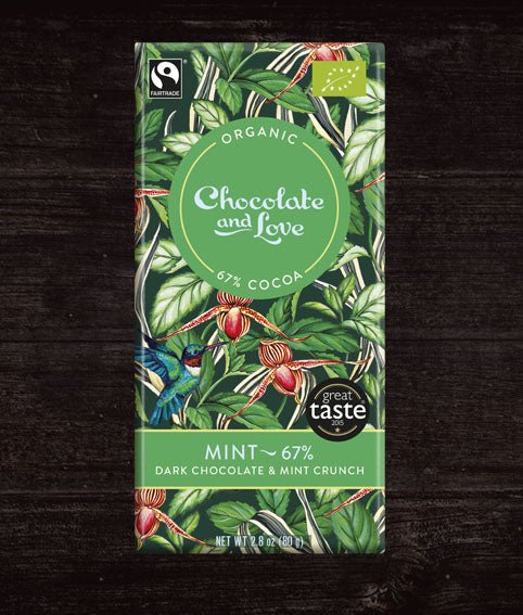 Eine Packung dunkle Schokolade mit Minzcrunch von Chocolate and Love, mit einem Kakaoanteil von 67 % und Bio-Zertifizierung.